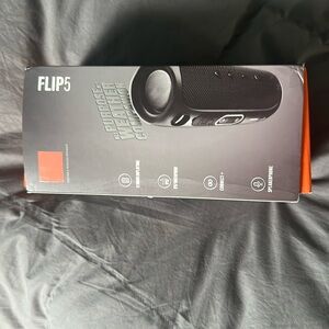 JBL FLIP 5 bluetooth speaker NIB